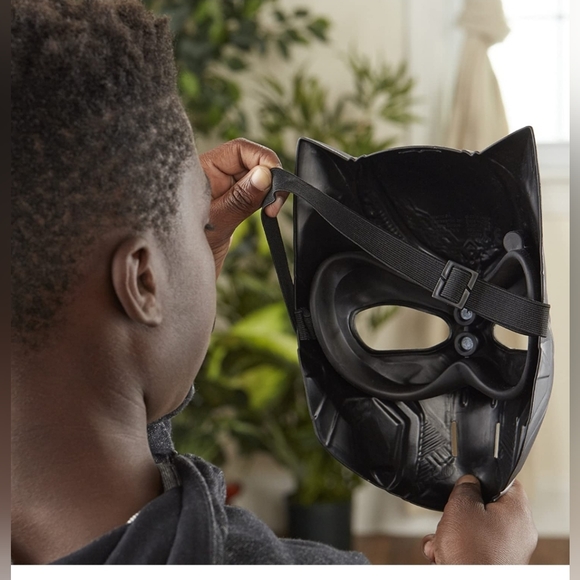 ๐๏ธ Marvel Black Panther Mask - Picture 3 of 14
